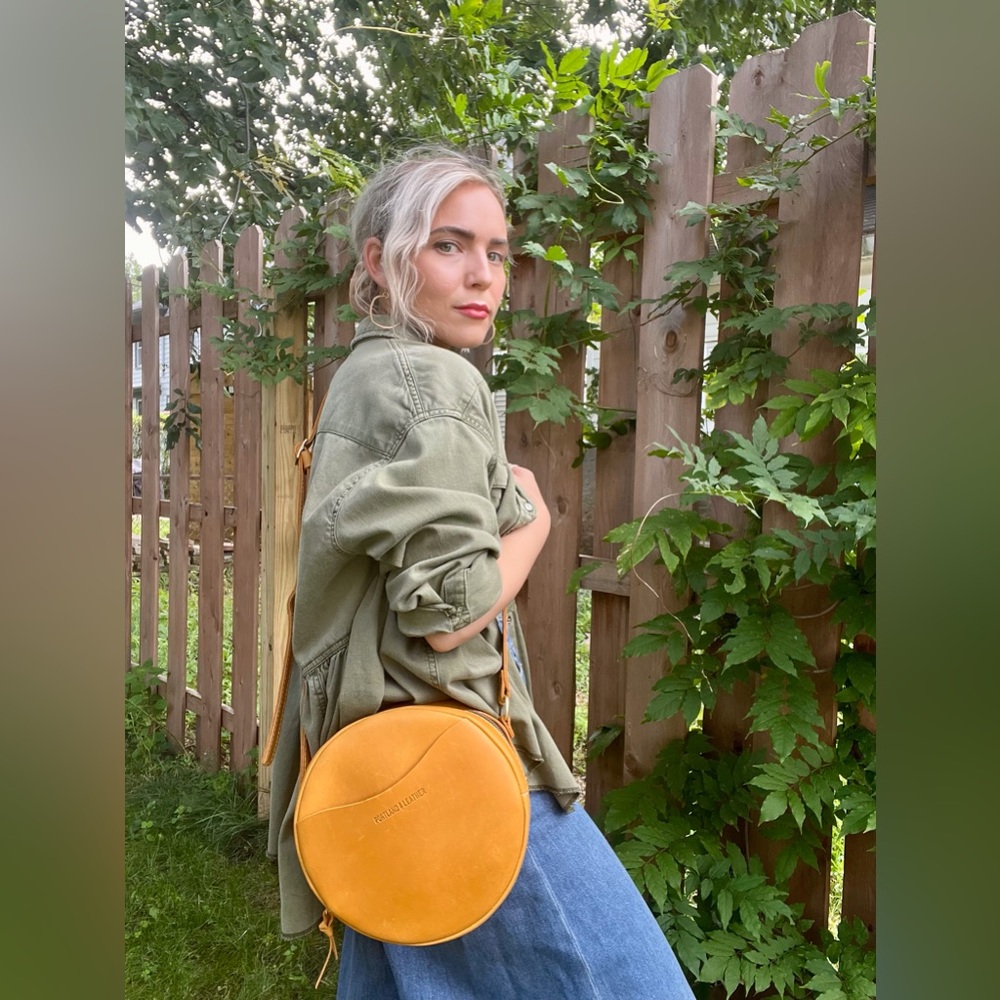 PORTLAND LEATHER CIRCLE CROSS BODY LARGE - COLOR SUNFLOWER